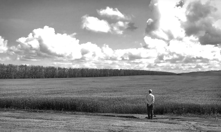 Lars Erik Nørrelund in front of Farm fields of Halar, China